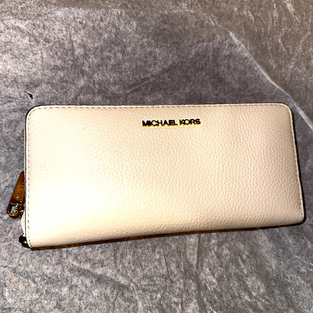New with tags AUTHENTIC Michael Kors clutch